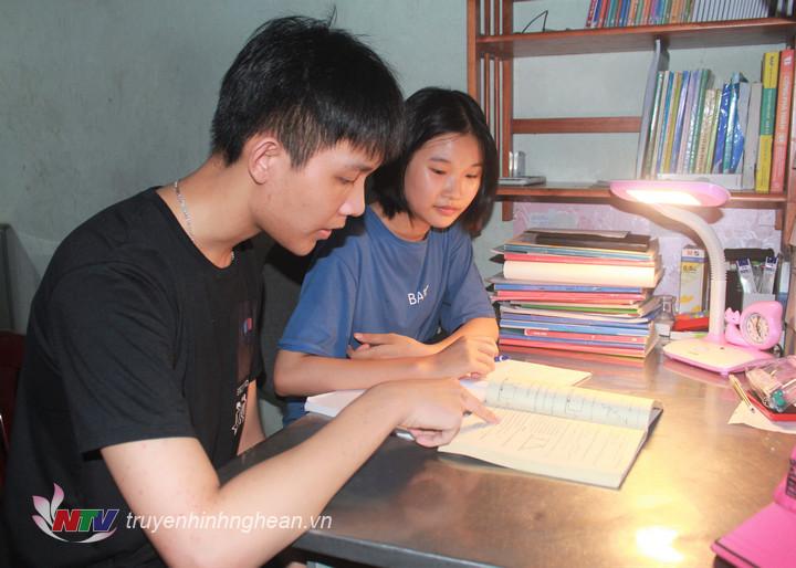  Quân tranh thủ hướng dẫn em gái học bài và giúp đỡ bố mẹ việc nhà.