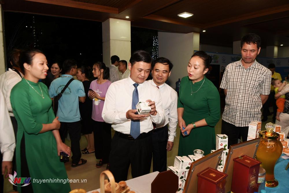 Bí thư Tỉnh ủy Thái Thanh Quý tham quan gian trưng bày sản phẩm sáng tạo Khoa học - Công nghệ và khởi nghiệp đổi mới.
