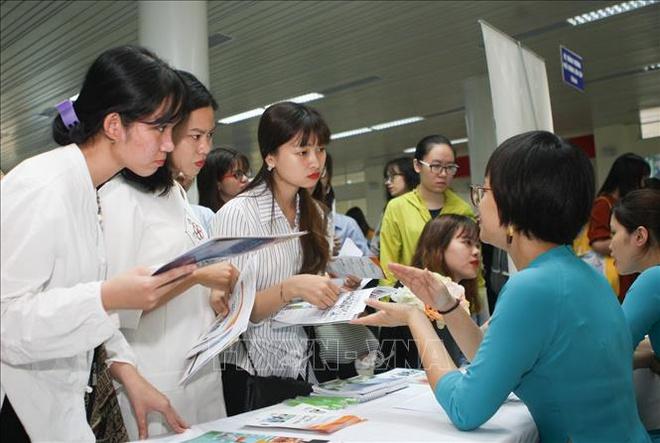 Sinh viên Đại học sư phạm Hà Nội tìm hiểu thông tin việc làm từ nhà tuyển dụng.