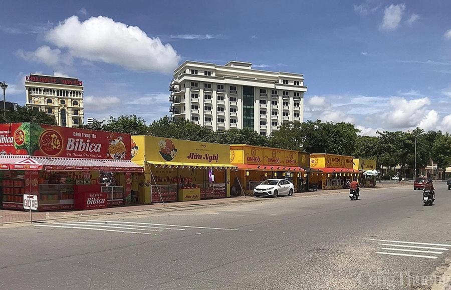 Nhiều tiệm bánh trung thu đã mở bán sớm nhưng rất vắng khách