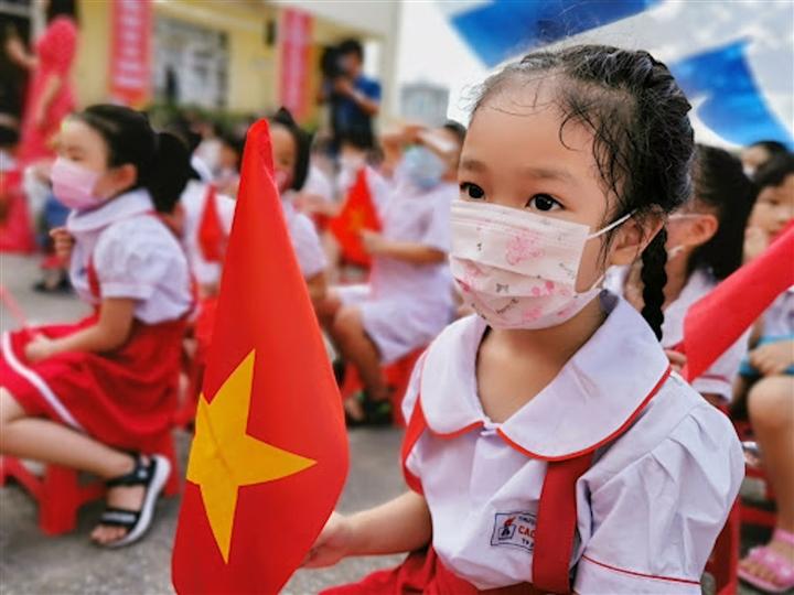 Học sinh bắt đầu năm học mới trong bối cảnh dịch COVID-19.