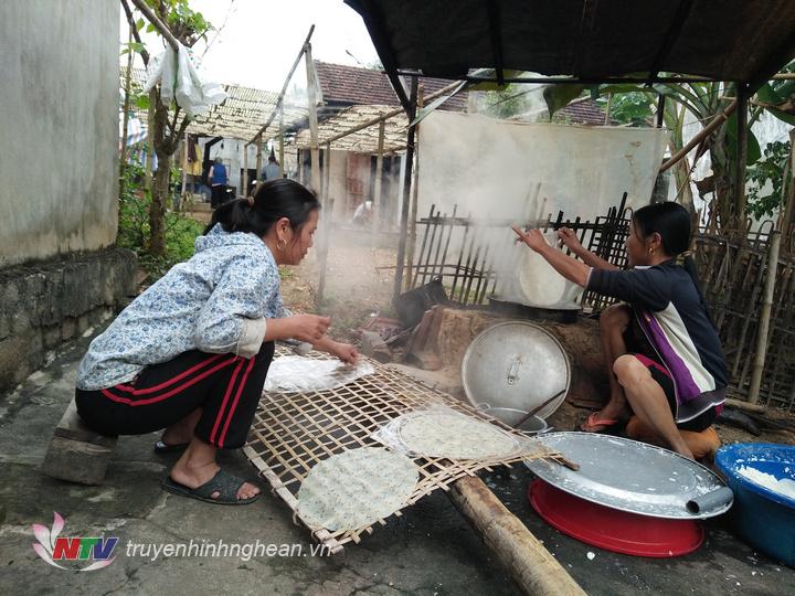 Về xã Hùng Sơn huyện Anh Sơn dịp này sẽ được chứng kiến không khí lao động tất bật của những người dân làm nghề bánh đa sắn