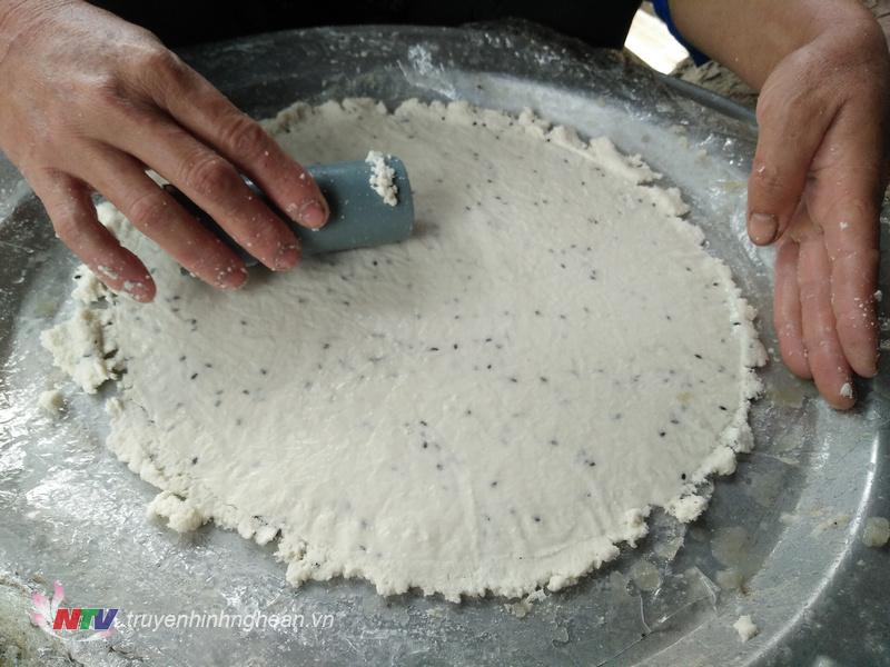 Để làm nên những chiếc bánh đa sắn đậm đà hương vị quê hương, thoạt nhìn rất đơn giản, nhưng thực ra lại đòi hỏi sự công phu, khéo léo