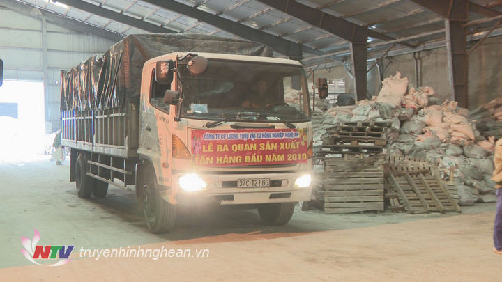 Chuyến xe chở lô hàng đầu tiên xuất bến trong năm 2019.