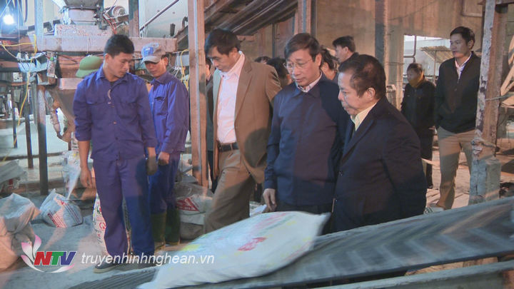 Các đại biểu tham quan dây chuyển sản xuất.
