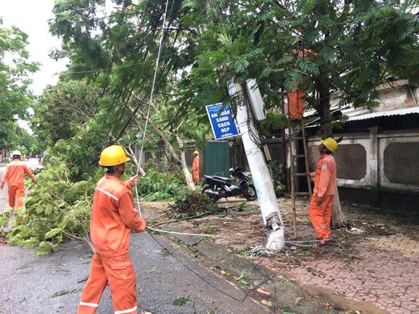 Khẩn trương, nỗ lực khắc phục của công nhân Điện lực PG88 go Bắn cá. (Tư liệu)