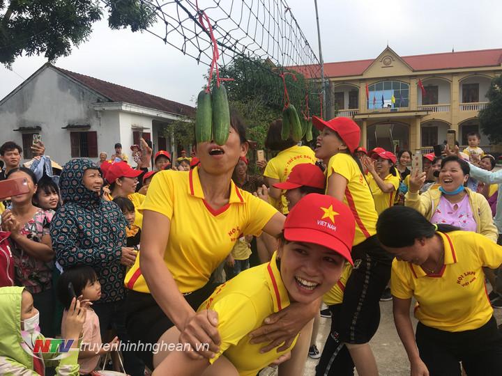 Chị em phụ nữ sôi nổi tham gia các trò chơi trong ngày kỷ niệm.