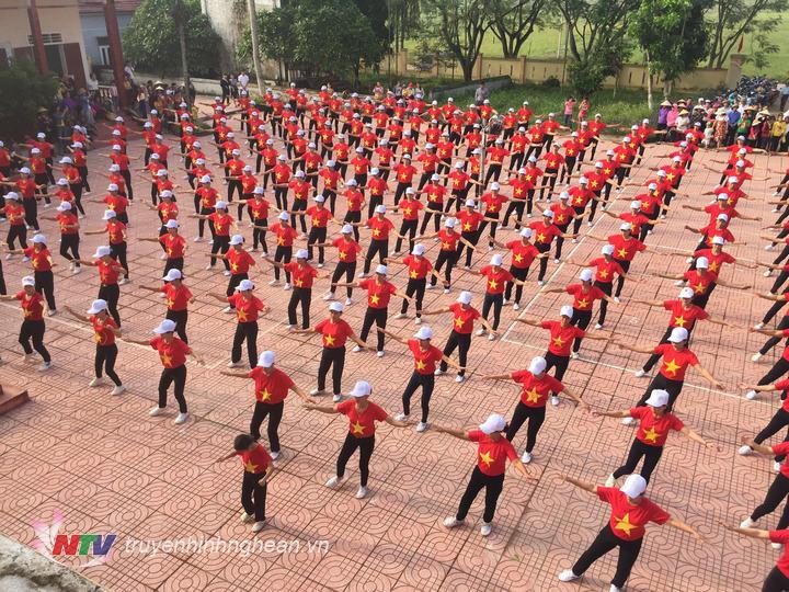 Màn đồng diễn của hội viên phụ nữ huyện Đô Lương.