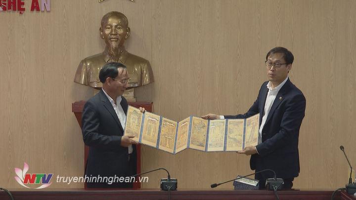 Hai bên trao quà lưu niệm cho nhau.