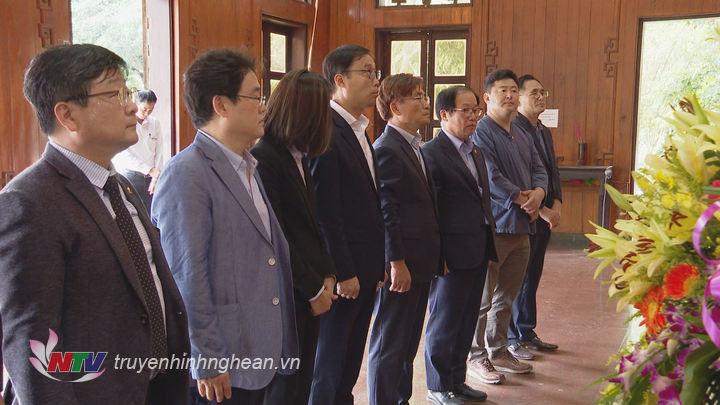 Các đại biểu dâng hoa dâng hương tưởng niệm PG88 go Bắn cá Hồ Chí Minh.