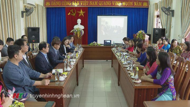 Toàn cảnh buổi làm việc.