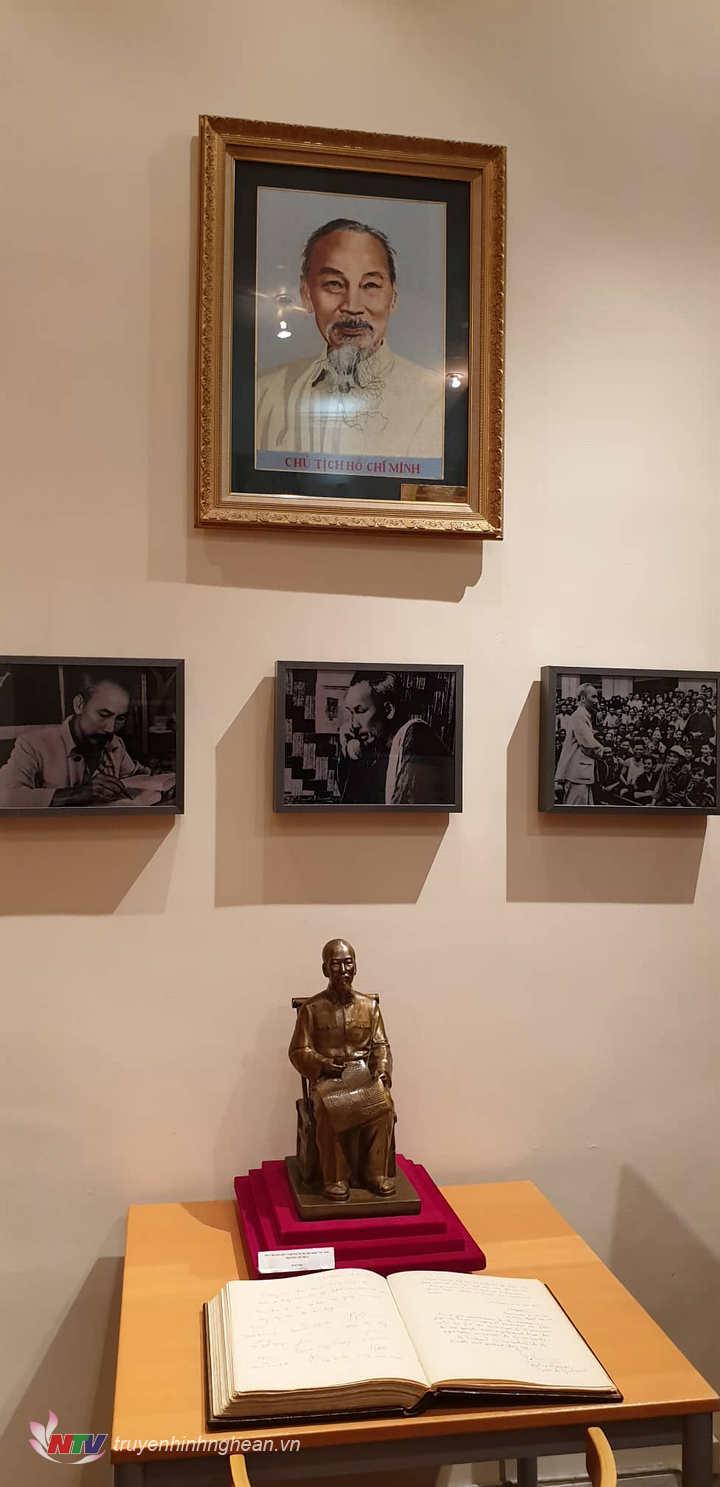 Không gian Hồ Chí Minh, nơi trưng bày nhiều hiện vật lịch sử về những năm tháng Bác hoạt động tại Pháp đầu thế kỷ 20.