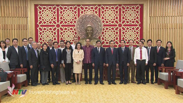 Các đại biểu chụp ảnh lưu niệm.
