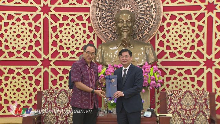 Hai bên tặng quà lưu niệm cho nhau.