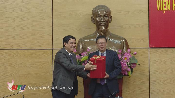 Lãnh đạo 2 bên tặng quà lưu niệm cho nhau