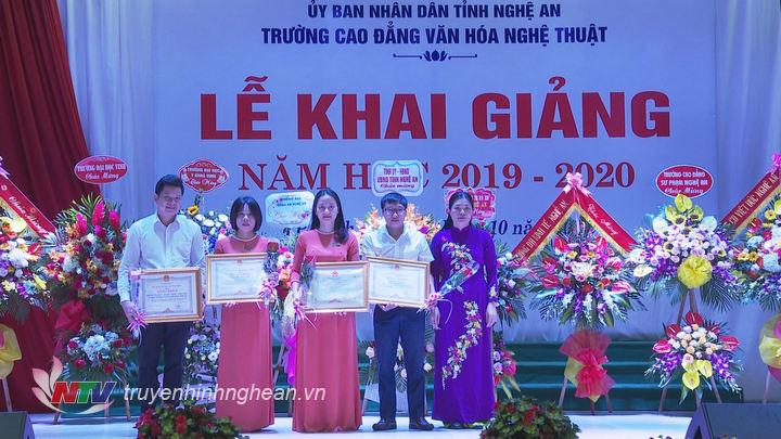 Trao Bằng khen của UBND tỉnh cho 4 tập thể, cá nhân xuất sắc.
