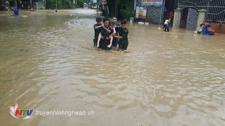  Giúp người dân di chuyển đến nơi an toàn