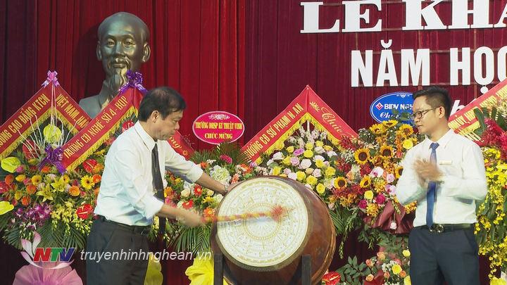 Đại diện BGH nhà trường đánh trống khai giảng năm học mới.