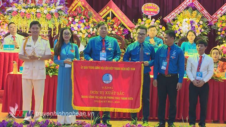 tặng cờ đơn vị xuất sắc