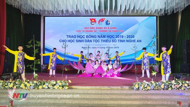 Văn nghệ chào mừng tại lễ trao học bổng.