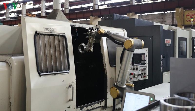  Cobot UR10 hoạt động trong khâu mài, một trong những khâu nguy cơ cao trong an toàn lao động.