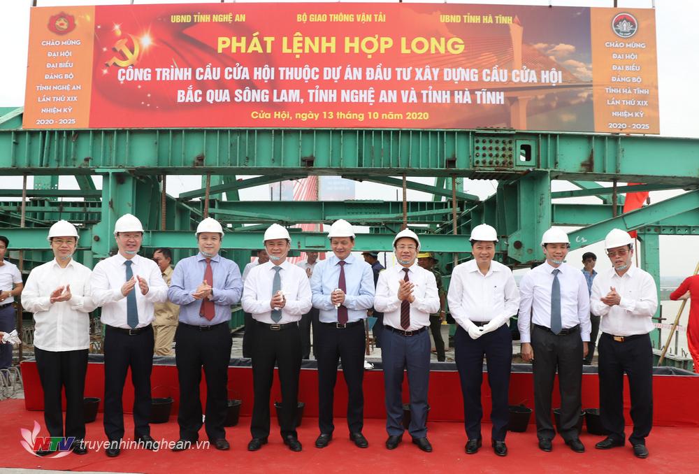 Các đồng chí lãnh đạo Bộ GTVT, PG88 go Bắn cá và Hà Tĩnh chúc mừng sau khi thực hiện nghi thức hợp long cầu Cửa Hội.