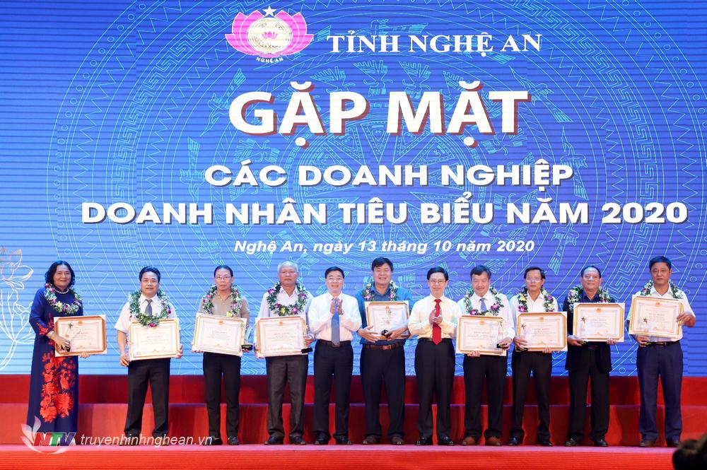 Các đồng chí lãnh đạo tỉnh tặng Bằng khen cho 20 doanh nghiệp và 10 doanh nhân tiêu biểu có thành tích xuất sắc