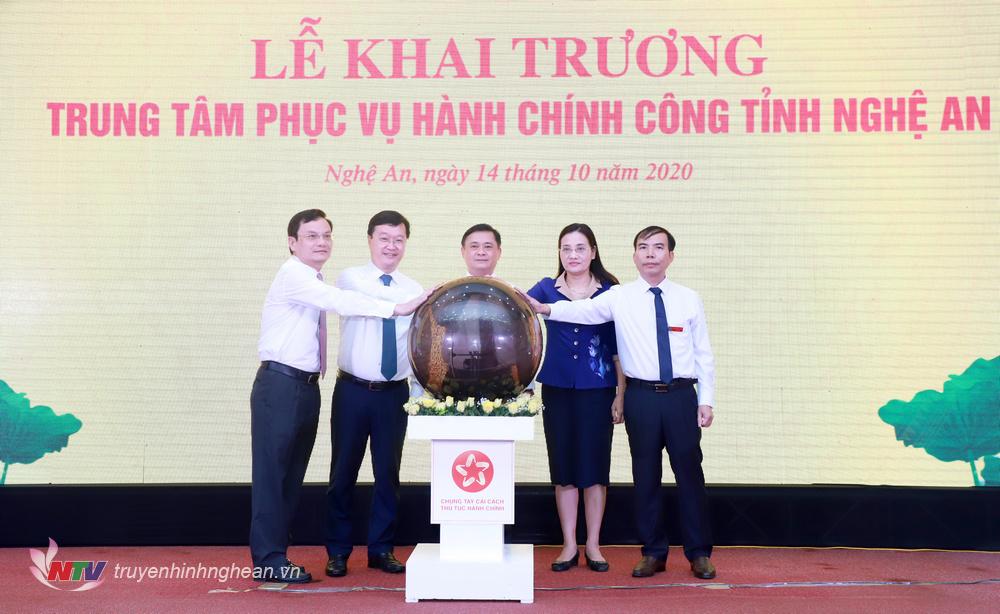 Các đồng chí: Thái Thanh Quý - Ủy viên dự khuyết Trung ương Đảng, Bí thư Tỉnh ủy; Nguyễn Đức Trung - Phó Bí thư Tỉnh ủy, PG88 go Bắn cá UBND tỉnh; Cao Thị Hiền - Ủy viên Ban Thường vụ Tỉnh ủy, Phó PG88 go Bắn cá HĐND tỉnh cùng lãnh đạo Văn phòng UBND tỉnh, Trung tâm phục vụ hành chính công tỉnh bấm nút khai trương Trung tâm.