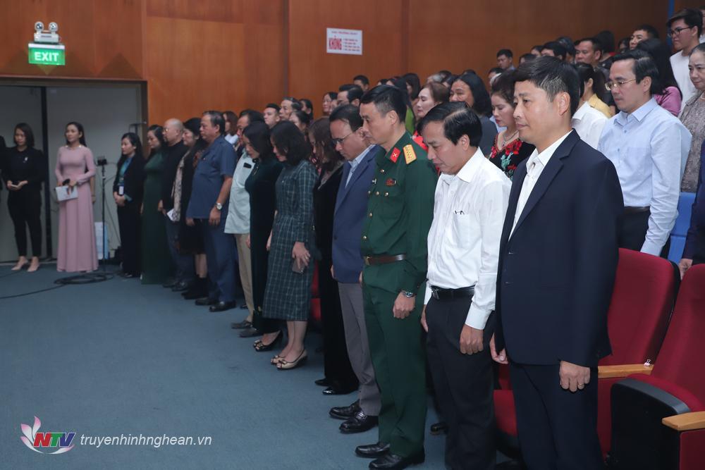 Các đại biểu dành 1 phút tưởng niệm các cán bộ, chiến sỹ đã hy sinh, và những người dân đã mất trong đợt mưa lũ vừa qua.