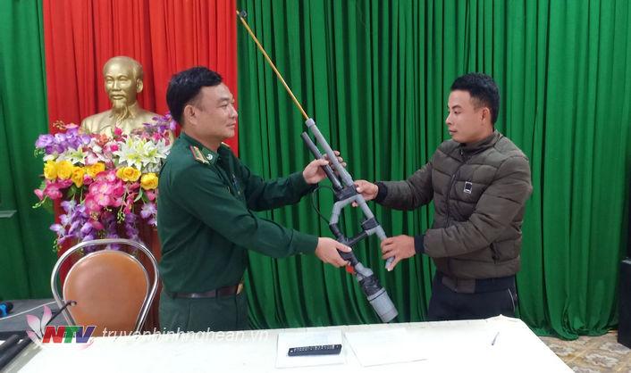 Người dân tự nguyện giao nộp súng tự chế.