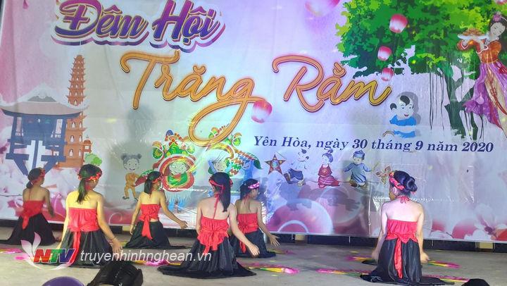 Tiết mục văn nghệ do chính các em biểu diễn tại chươ