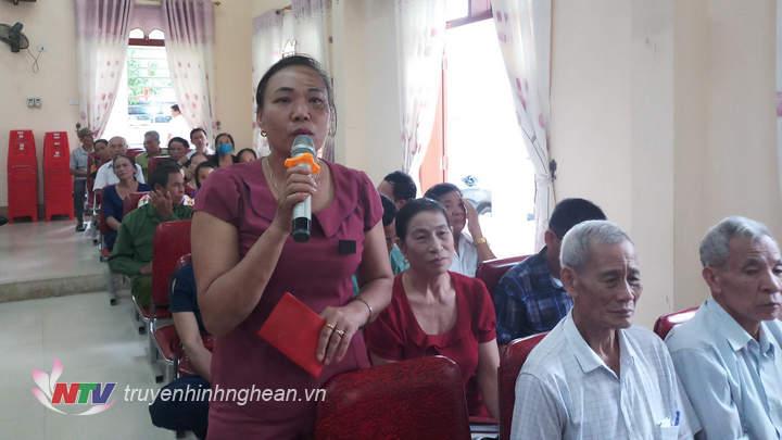 Cử tri thị trấn kiến nghị tại buổi tiếp xúc.