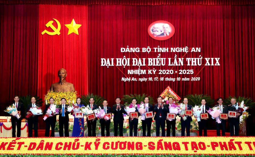 Thường trực Tỉnh ủy tặng hoa và quà lưu niệm cho các đồng chí không tái cử và nghỉ hưu.