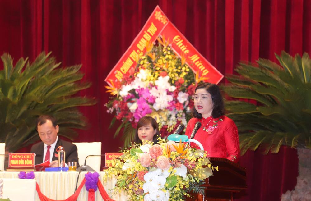 Đồng chí Nguyễn Thị Hồng Hoa, Ủy viên Ban Chấp hành Đảng bộ tỉnh, Bí thư Huyện ủy Nam Đàn lên phát biểu tham luận với nội dung: Nhiệm vụ, giải pháp lãnh đạo nâng cao chất lượng thực hiện Tải Game PG88 go mục tiêu quốc gia xây dựng nông thôn mới, xây dựng huyện Nam Đàn thành huyện nông thôn mới kiểu mẫu.