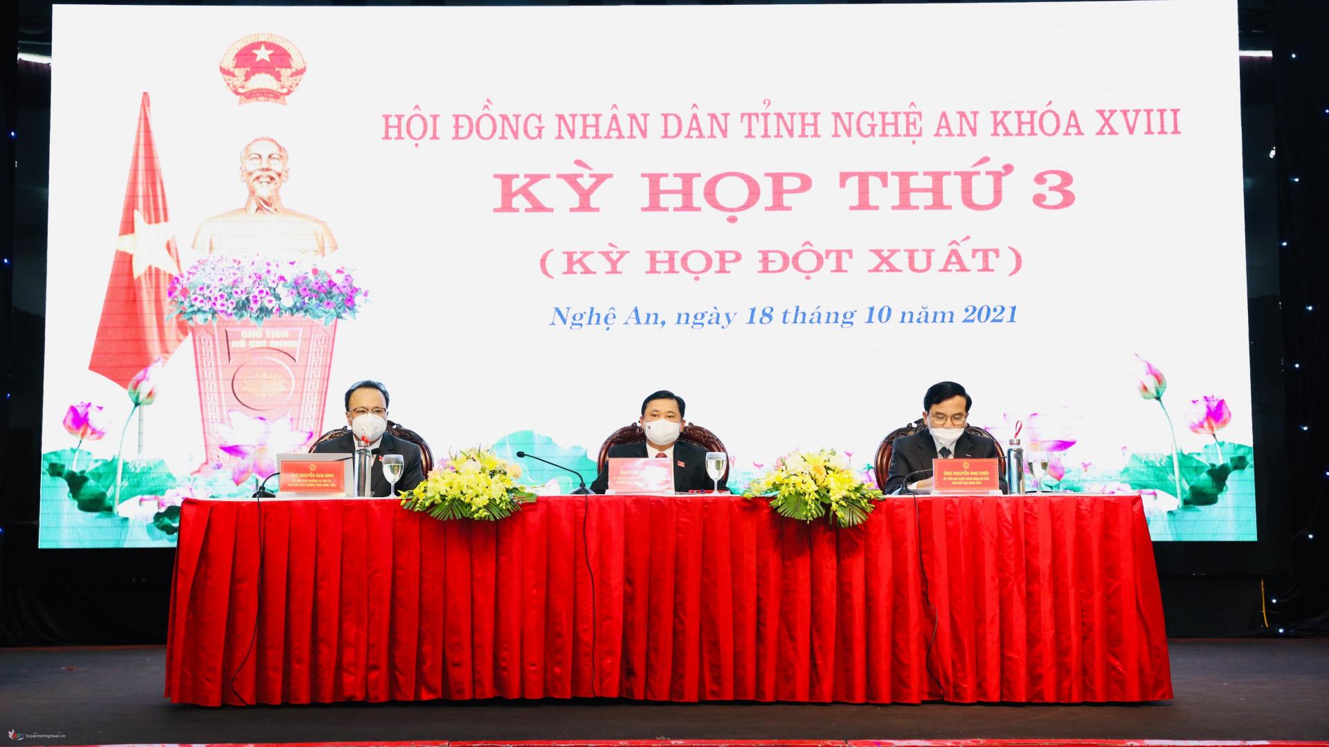 Các đồng chí chủ trì kỳ họp.