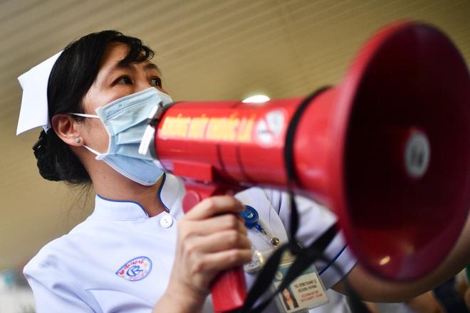 Bộ Y tế vừa có hướng dẫn xét nghiệm, cách ly phòng chống dịch Covid-19 với người di chuyển giữa các vùng nguy cơ.  