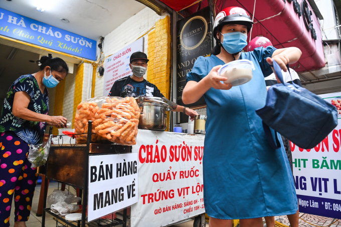 Quán cháo sườn trên phố Ngọc Lâm, quận Long Biên, Hà Nội mở bán mang đi, tháng 9/2021. Ảnh: Giang Huy