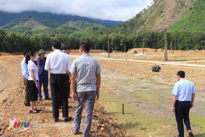 Lãnh đạo địa phương kiểm tra thực địa khu tái định cư Piêng Luống.