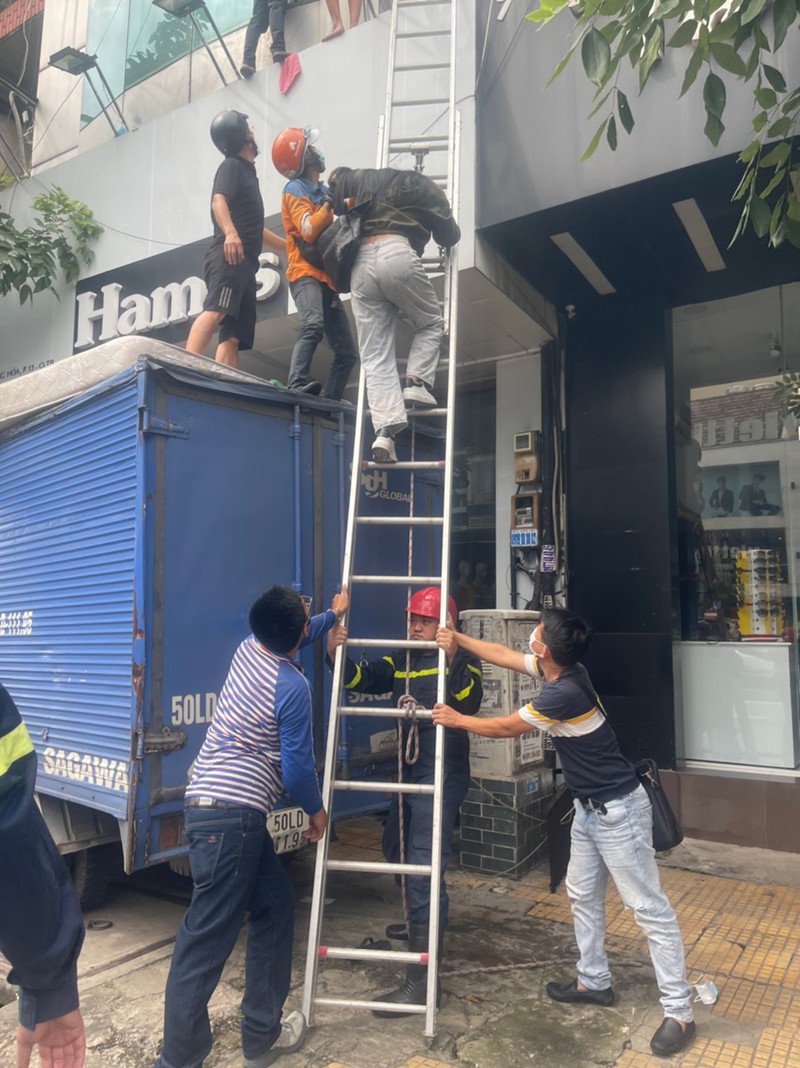 Đám cháy bùng lên từ căn nhà một trệt bốn lầu trên đường Cộng Hòa, quận Tân Bình. 