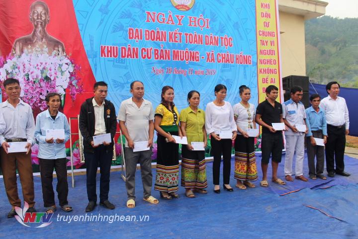 11 hộ nghèo bản Muộng được MTTQ tỉnh tặng quà dịp này.