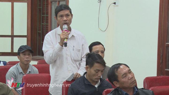 Cử tri nêu ý kiến tại buổi tiếp xúc.