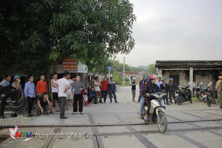 Đoạn đường không có gác chắn hay biển báo.