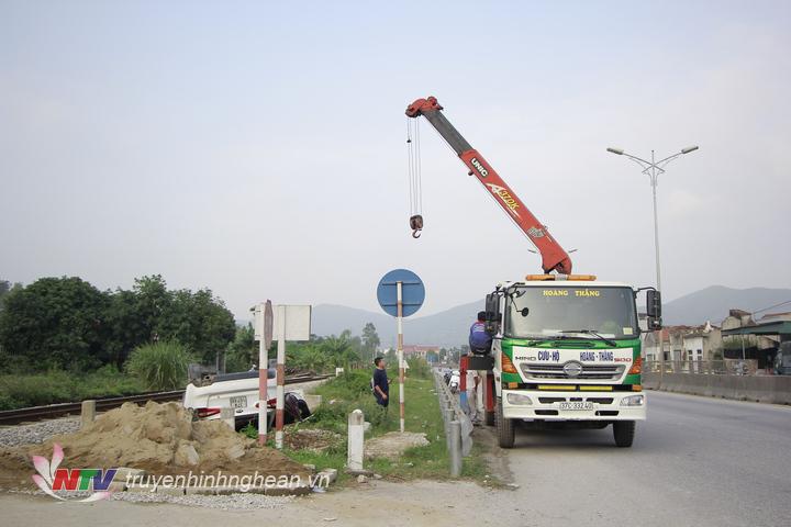 Cơ quan chức năng cẩu xe ra khỏi hiện trường.