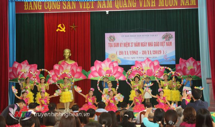 Tiết mục văn nghệ chào mừng.