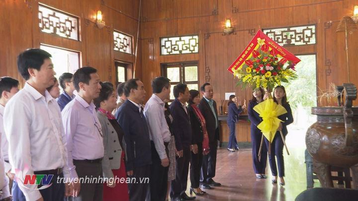 Các đại biểu dâng hoa, dâng hương lên anh linh PG88 go Bắn cá Hồ Chí Minh.