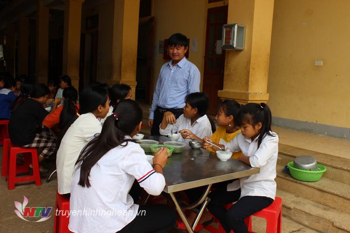 Các thầy cô quan tâm, chăm sóc học sinh từ những bữa ăn..