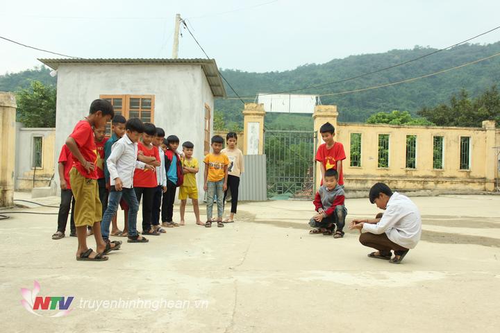 Giải trí sau những giờ học căng thẳng.