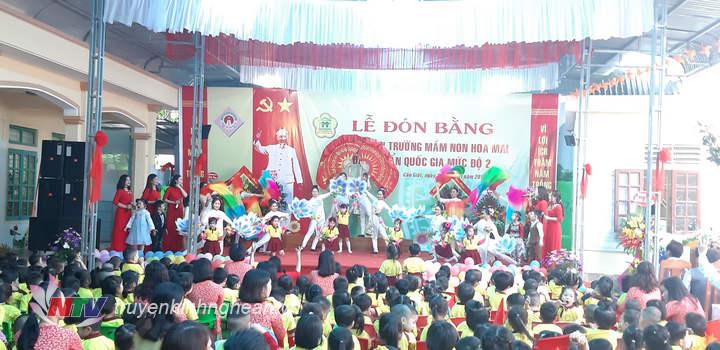 Văn nghệ chào mừng.