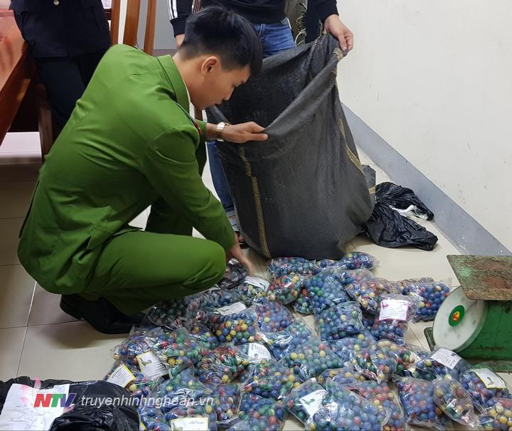 Trong tổng số 61kg pháo bi chiếm phần lớn với hơn 30kg  ngoài ra còn có pháo ông sư lớn nhỏ.