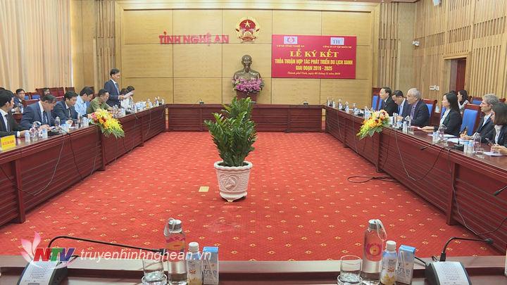 Toàn cảnh buổi làm việc.